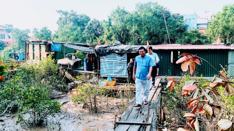 Lãnh đạo thành phố Hải Phòng thị sát việc di dời “xóm chài” trên sông Tam Bạc (quận Hồng Bàng).
