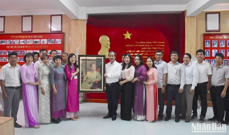 Bộ trưởng Nguyễn Kim Sơn trao tặng bức ảnh Chủ tịch Hồ Chí Minh cho Trường chuyên Lê Quý Đôn, thành phố Đà Nẵng. (Ảnh: ANH ĐÀO)