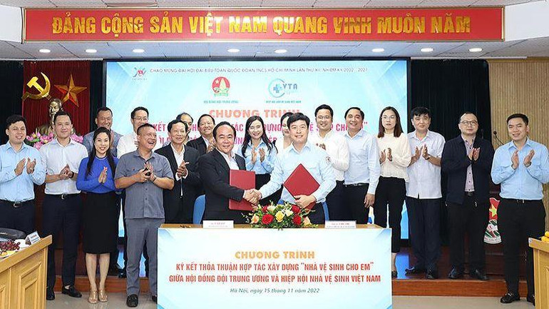 Đại diện Trung ương Đoàn Thanh niên Cộng sản Hồ Chí Minh và Hiệp hội Nhà vệ sinh Việt Nam bàn giao biên bản ký kết phối hợp triển khai chương trình “Nhà vệ sinh cho em”.