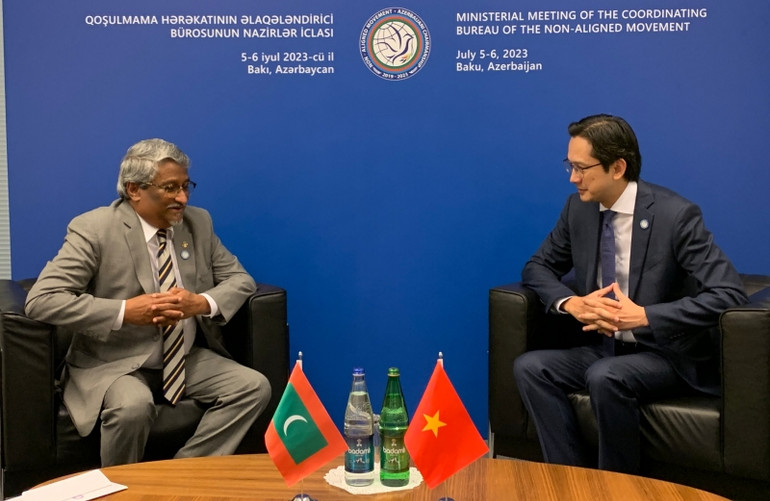 Thứ trưởng Đỗ Hùng Việt (phải) và Trưởng đoàn nước Cộng hòa Maldives.
