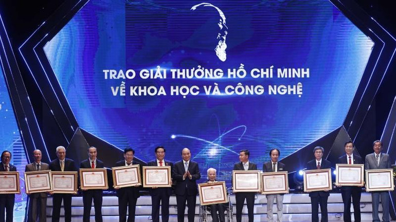 Chủ tịch nước Nguyễn Xuân Phúc trao Giải thưởng Hồ Chí Minh cho tác giả, đại diện tác giả, đại diện đồng tác giả của 12 công trình, cụm công trình được tặng Giải thưởng Hồ Chí Minh. (Ảnh: Thống Nhất/TTXVN)