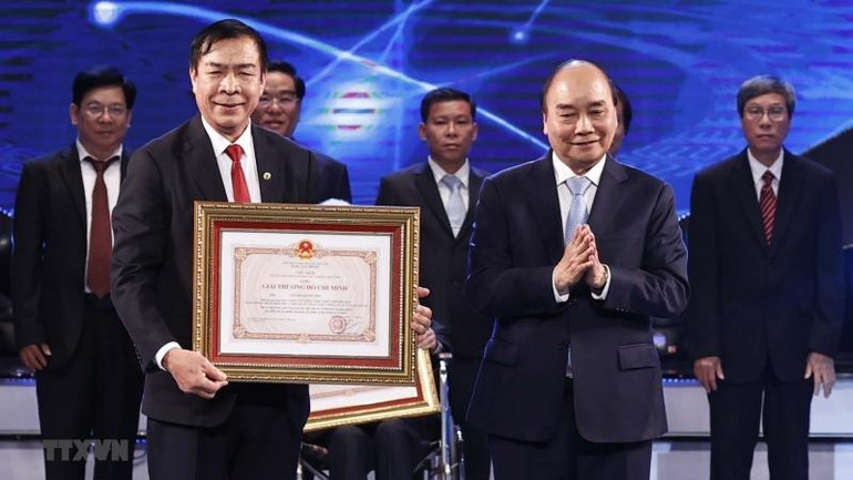 Chủ tịch nước Nguyễn Xuân Phúc trao Giải thưởng Hồ Chí Minh cho tác giả, đại diện tác giả, đại diện đồng tác giả của 12 công trình, cụm công trình được tặng Giải thưởng Hồ Chí Minh. (Ảnh: Thống Nhất/TTXVN)