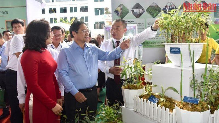 Thủ tướng Phạm Minh Chính thăm các gian hàng trưng bày sản phẩm nông nghiệp. (Ảnh: Trần Hải)