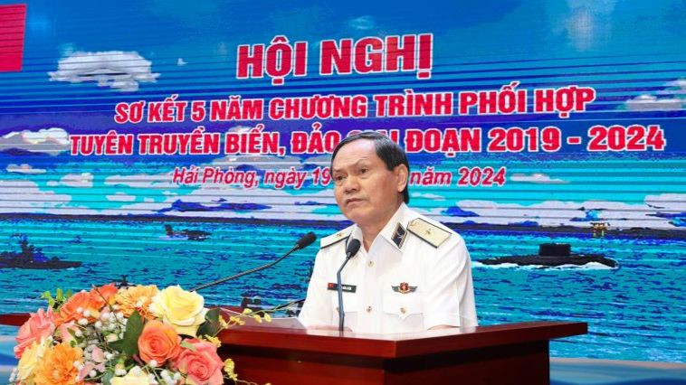 Chuẩn Đô đốc Phạm Văn Luyện, Phó Chủ nhiệm Chính trị Hải quân trình bày tóm tắt Báo cáo sơ kết 5 năm Chương trình phối hợp tuyên truyền biển, đảo. Chuẩn Đô đốc Phạm Văn Luyện, Phó Chủ nhiệm Chính trị Hải quân trình bày tóm tắt Báo cáo sơ kết 5 năm Chương trình phối hợp tuyên truyền biển, đảo.