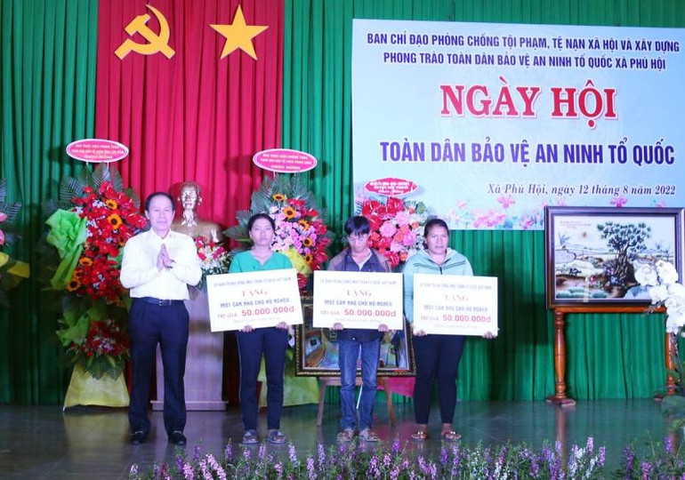 Đồng chí Lê Tiến Châu trao tặng nhà tình thương cho các hộ nghèo xã Phú Hội. Đồng chí Lê Tiến Châu trao tặng nhà tình thương cho các hộ nghèo xã Phú Hội.