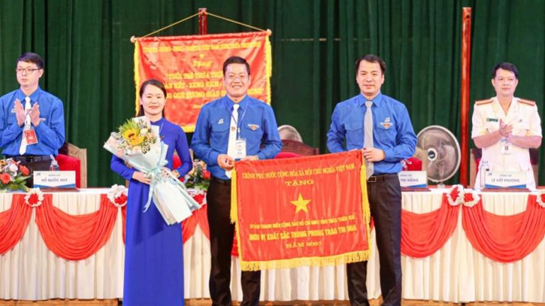 Bí thư Trung ương Đoàn Ngô Văn Cương trao Cờ thi đua xuất sắc của Thủ tướng Chính phủ cho tập thể Đoàn Thanh niên Công sản Hồ Chí Minh tỉnh Thừa Thiên Huế.
