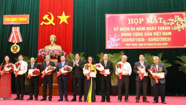 Phó Chủ tịch Ủy ban nhân dân tỉnh Ninh Thuận Nguyễn Long Biên trao tặng Huy hiệu “Vì sự nghiệp xây dựng và phát triển tỉnh Ninh Thuận” cho các đồng chí nguyên và đang đảm nhiệm chức vụ Tỉnh ủy viên. Phó Chủ tịch Ủy ban nhân dân tỉnh Ninh Thuận Nguyễn Long Biên trao tặng Huy hiệu “Vì sự nghiệp xây dựng và phát triển tỉnh Ninh Thuận” cho các đồng chí nguyên và đang đảm nhiệm chức vụ Tỉnh ủy viên.