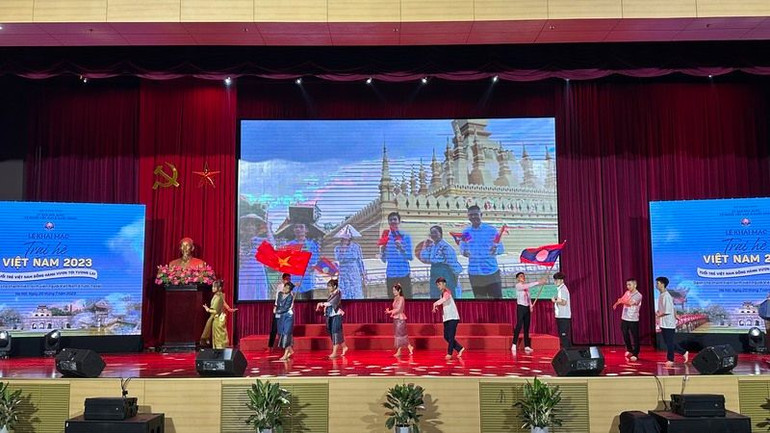 Tiết mục văn nghệ của thanh niên, sinh viên Việt Nam đang sinh sống tại Lào.