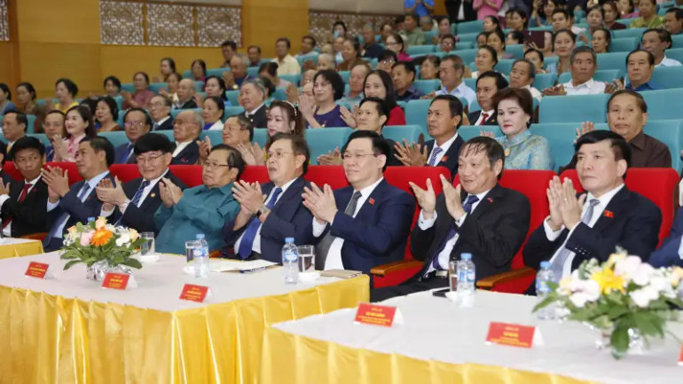 Chủ tịch Quốc hội Vương Đình Huệ cùng Chủ tịch Quốc hội Lào Saysomphone Phomvihane dự cuộc gặp mặt. (Ảnh: Doãn Tấn/TTXVN) Chủ tịch Quốc hội Vương Đình Huệ cùng Chủ tịch Quốc hội Lào Saysomphone Phomvihane dự cuộc gặp mặt. (Ảnh: Doãn Tấn/TTXVN)