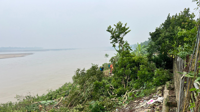 Sạt lở đang uy hiếp tính mạng, tài sản của người dân khu Bồng Lạng, xã Phùng Nguyên. Sạt lở đang uy hiếp tính mạng, tài sản của người dân khu Bồng Lạng, xã Phùng Nguyên.