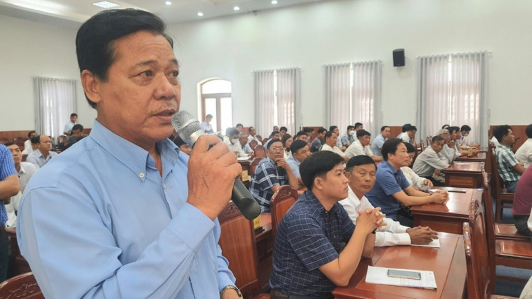 Đại diện các tập thể và nông dân nêu ý kiến, kiến nghị những vấn đề bức xúc.