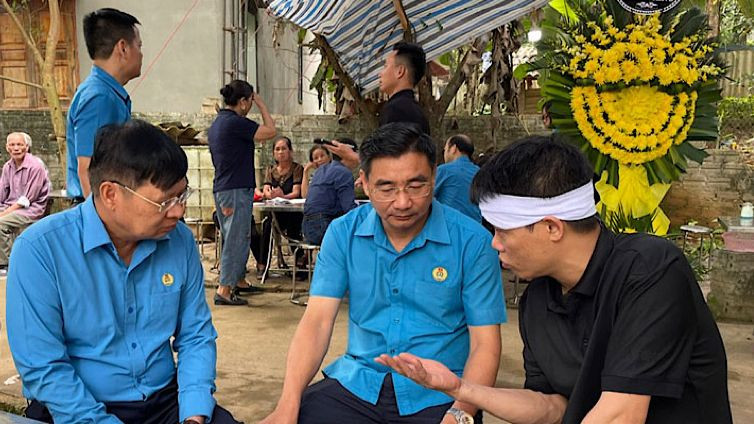 Phó Chủ tịch Tổng Liên đoàn Lao động Việt Nam Phan Văn Anh chia sẻ sâu sắc trước nỗi đau, mất mát với người thân của các nạn nhân.