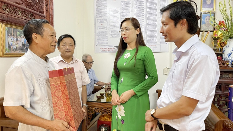 Hội Nhà báo tỉnh Vĩnh Phúc thăm hỏi thân nhân gia đình nhà báo liệt sĩ Nguyễn Văn Nhạc.