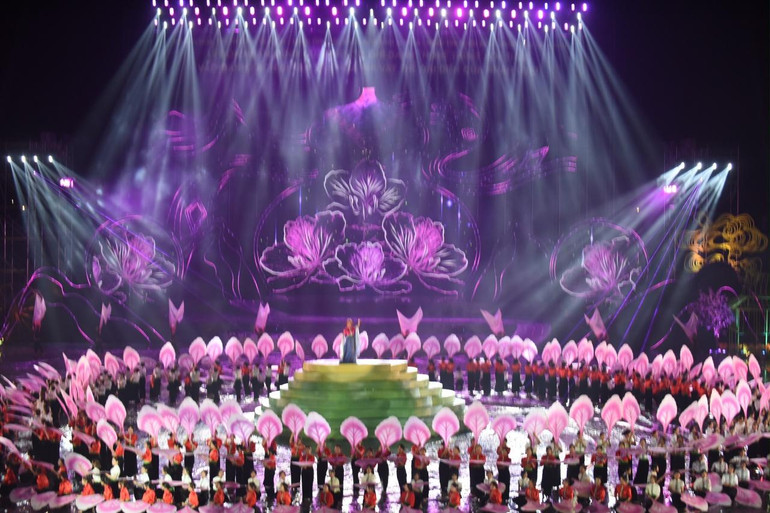 Chương trình nghệ thuật “Xòe Thái - Tinh hoa miền di sản”. (Ảnh: Trần Hải)