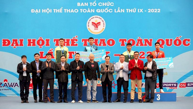 Ban tổ chức trao huy chương nội dung đơn nam môn Quần vợt.