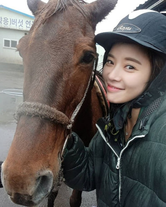 Diễn viên Hàn Quốc nổi tiếng Hwang Jung-eum với chú ngựa đua đắt giá của mình.