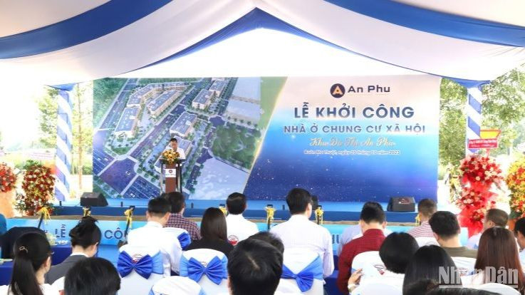 Ông Nguyễn Quốc Trường, Chủ tịch Hội đồng quản trị Công ty cổ phần Đầu tư-Phát triển Đô thị Ân Phú thông tin về dự án tại lễ khởi công.