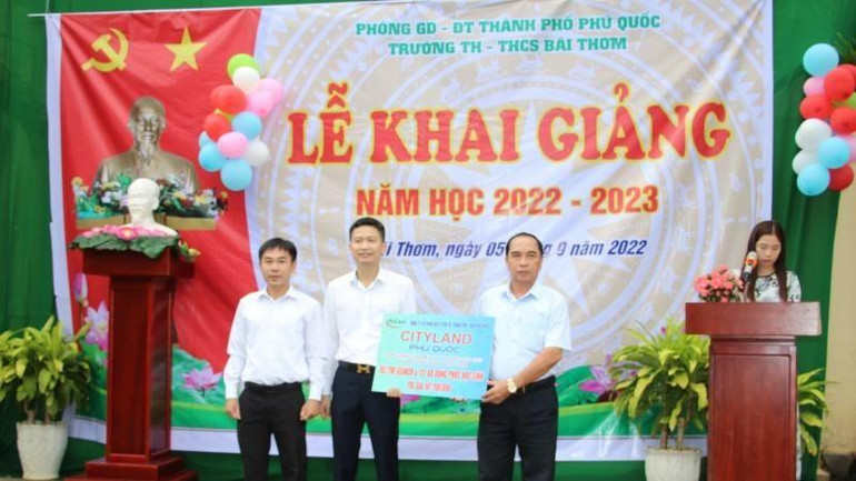 Thầy và trò Trường tiểu học-trung học cơ sở Bãi Thơm nhận quà từ nhà tài trợ.