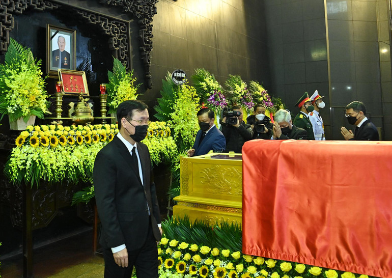 Các đồng chí lãnh đạo Đảng, Nhà nước, đại diện các bộ, ban, ngành, đoàn thể và gia quyến đi quanh linh cữu lần cuối tiễn biệt đồng chí Vũ Oanh. Các đồng chí lãnh đạo Đảng, Nhà nước, đại diện các bộ, ban, ngành, đoàn thể và gia quyến đi quanh linh cữu lần cuối tiễn biệt đồng chí Vũ Oanh.