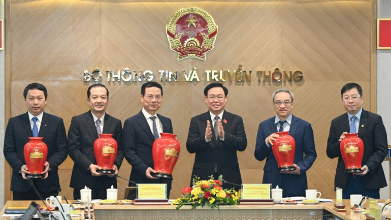 Chủ tịch Quốc hội Vương Đình Huệ trao quà lưu niệm cho các đồng chí lãnh đạo Bộ Thông tin và Truyền thông. (Ảnh: Duy Linh)