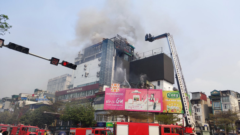 Do khu vực cháy nằm ở trên cao, cảnh sát đã huy động xe thang để đưa nước tiếp cận hiện trường.