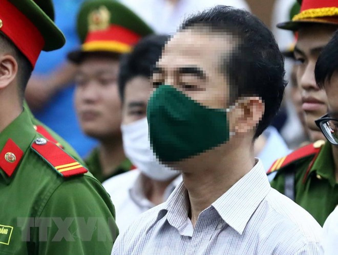 Bị cáo Tô Anh Dũng, cựu Thứ trưởng Bộ Ngoại giao, nghe tòa tuyên án. (Ảnh: Phạm Kiên/TTXVN)