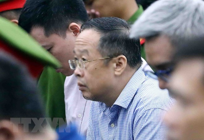 Bị cáo Trần Văn Dự, Cựu Phó Cục trưởng Cục Quản lý xuất nhập cảnh, Bộ Công an, nghe tòa tuyên án. (Ảnh: Phạm Kiên/TTXVN)