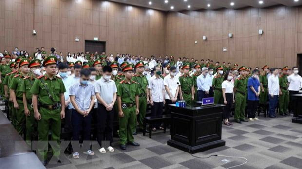 Các bị cáo nghe Hội đồng xét xử tuyên án. (Ảnh: Phạm Kiên/TTXVN)