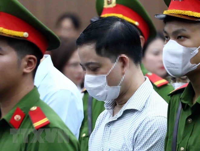 Bị cáo Phạm Trung Kiên, cựu Thư ký Thứ trưởng Y tế, nghe tòa tuyên án. (Ảnh: Phạm Kiên/TTXVN)