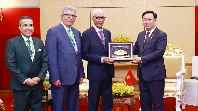 Hai bên trao tặng quà lưu niệm. (Ảnh: Doãn Tuấn/TTXVN)