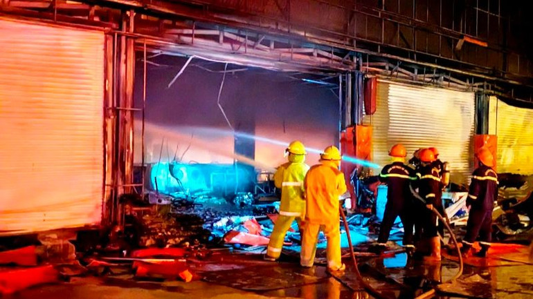 Lực lượng chuyên nghiệp nỗ lực dập tắt hỏa hoạn.