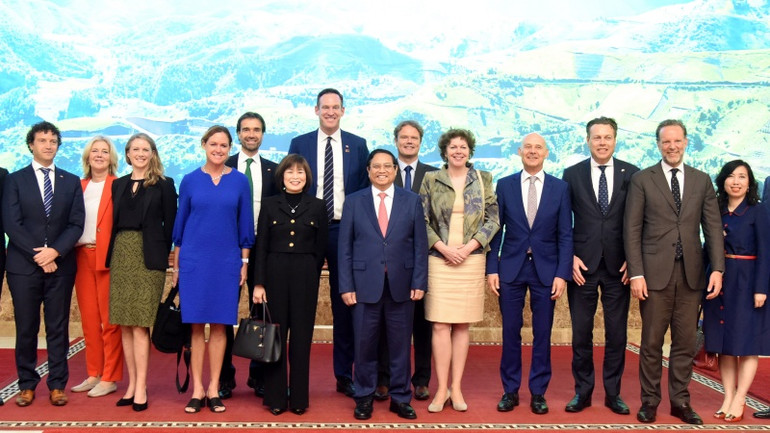 Các đại biểu chụp ảnh lưu niệm.