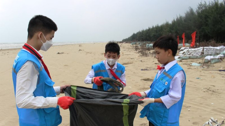 Học sinh Thanh Hóa thu gom rác thải đại dương.
