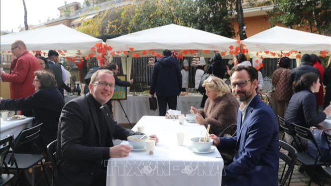 Các đại biểu, khách mời thưởng thức món phở Việt Nam. (Ảnh: Trường Dụy/PV TTXVN tại Italia)