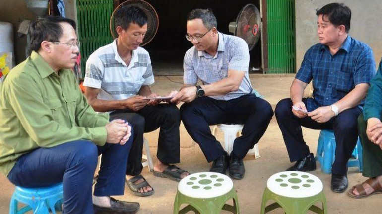 Phó Chủ tịch chuyên trách Ủy ban An toàn giao thông Quốc gia Khuất Việt Hùng thăm hỏi, trao hỗ trợ cho gia đình nạn nhân vụ lật thuyền ở Lào Cai. (Ảnh: Tất Đạt) Phó Chủ tịch chuyên trách Ủy ban An toàn giao thông Quốc gia Khuất Việt Hùng thăm hỏi, trao hỗ trợ cho gia đình nạn nhân vụ lật thuyền ở Lào Cai. (Ảnh: Tất Đạt)