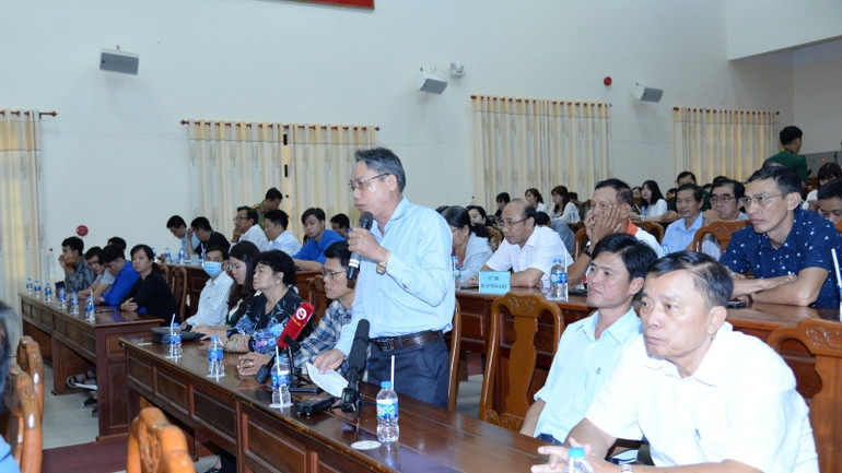 Đại diện bà con cử tri phát biểu. Đại diện bà con cử tri phát biểu.