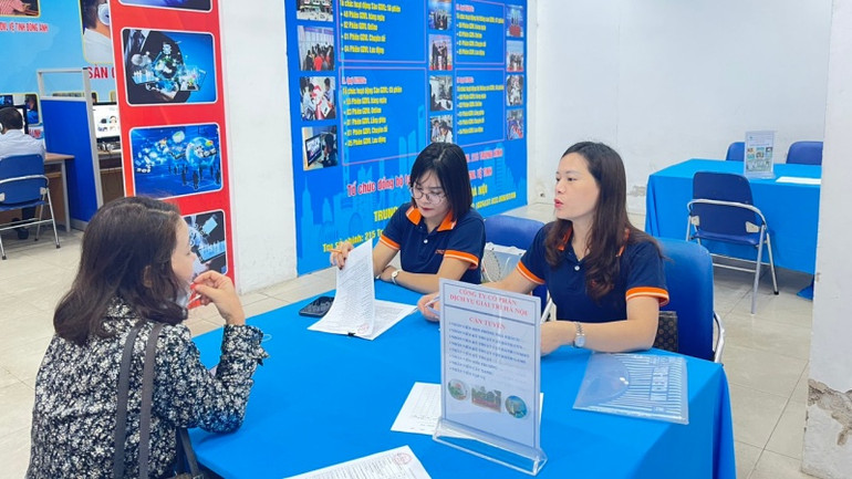 Nhiều sinh viên vừa tốt nghiệp tới phiên giao dịch việc làm mong tìm kiếm một công việc ổn định, thu nhập cao.