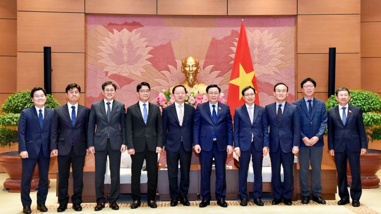 Chủ tịch Quốc hội Vương Đình Huệ và Tổng Giám đốc phụ trách tài chính Tập đoàn Samsung Park Hark Kyu cùng các đại biểu dự buổi tiếp.