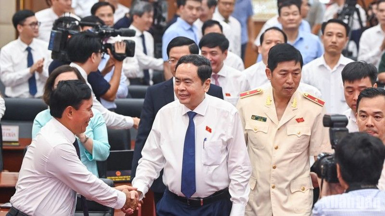 Chủ tịch Quốc hội Trần Thanh Mẫn và các đại biểu dự khai mạc Kỳ họp thứ 18, Hội đồng nhân dân thành phố Hải Phòng.(Ảnh: DUY LINH)