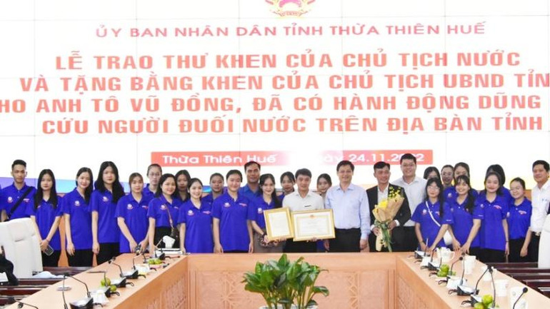 Lãnh đạo UBND tỉnh Thừa Thiên Huế và các ban, ngành liên quan cùng đông đảo các bạn đoàn viên thanh niên chụp ảnh lưu niệm với anh Tô Vũ Đồng.