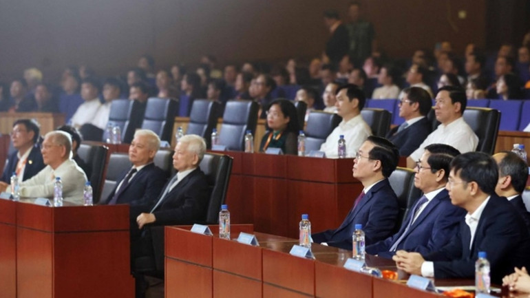 Chiều 15/4, tại Bình Dương, Chủ tịch nước Võ Văn Thưởng, nguyên Chủ tịch nước Nguyễn Minh Triết và các lãnh đạo tỉnh dự lễ kỷ niệm 85 năm thành lập Vovinam Việt võ đạo (1938-2023). (Ảnh: Thống Nhất/TTXVN)