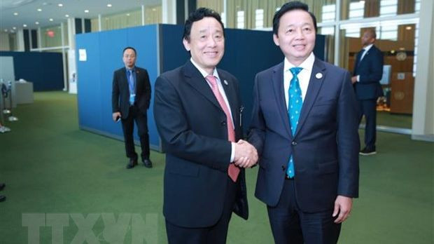 Phó Thủ tướng Trần Hồng Hà gặp Tổng Giám đốc Tổ chức Nông lương Liên hợp quốc (FAO) Qu Dongyu. (Ảnh: TTXVN)