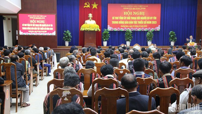 Quang cảnh buổi đối thoại giữa Bí thư Tỉnh ủy và người có uy tín trong đồng bào dân tộc thiểu số.