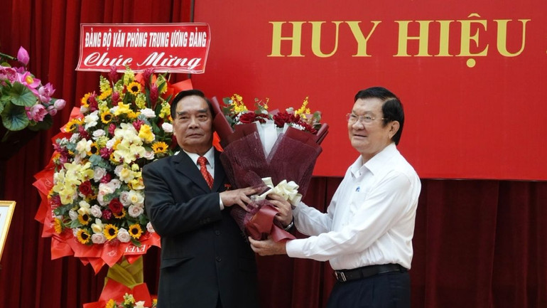 Đồng chí Trương Tấn Sang, nguyên Chủ tịch nước, tặng hoa chúc mừng đồng chí Lê Hồng Anh tại buổi lễ.