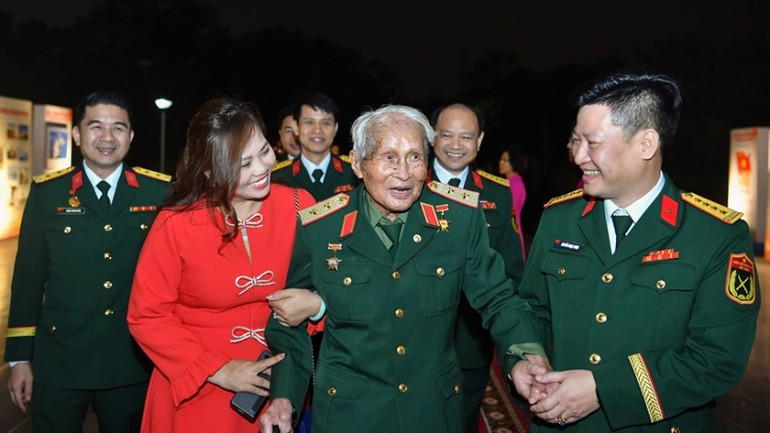 Trung tướng Nguyễn Quốc Thước (giữa) - nhân vật được vinh danh. Trung tướng Nguyễn Quốc Thước (giữa) - nhân vật được vinh danh.