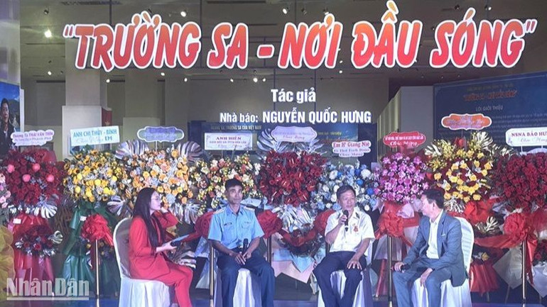 Tác giả triển lãm - Nhà báo Nguyễn Quốc Hưng (người ngồi ngoài cùng bên phải) giao lưu với khán giả. Tác giả triển lãm - Nhà báo Nguyễn Quốc Hưng (người ngồi ngoài cùng bên phải) giao lưu với khán giả.