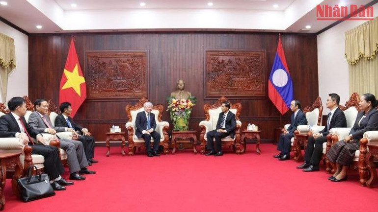 Chủ tịch Ủy ban Trung ương Mặt trận Lào Xây dựng đất nước Sinlavong Khoutphaythoune (phải) tiếp Đoàn đại biểu Ủy ban Mặt trận Tổ quốc Việt Nam. (Ảnh: Duy Toàn) Chủ tịch Ủy ban Trung ương Mặt trận Lào Xây dựng đất nước Sinlavong Khoutphaythoune (phải) tiếp Đoàn đại biểu Ủy ban Mặt trận Tổ quốc Việt Nam. (Ảnh: Duy Toàn)