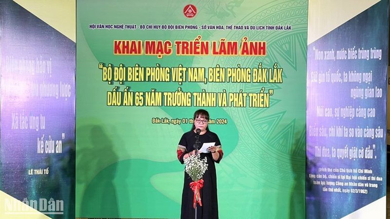 Chủ tịch Hội Văn học nghệ thuật tỉnh Đắk Lắk, Trưởng Ban tổ chức triển lãm, nhà văn Niê Thanh Mai phát biểu khai mạc triển lãm.