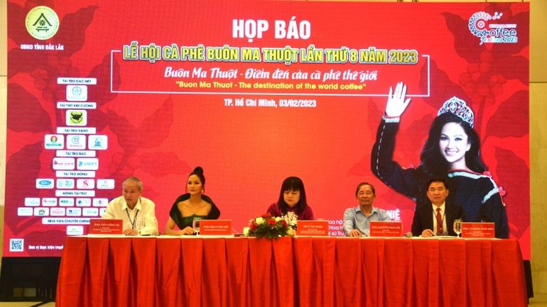 Các đại biểu trả lời câu hỏi của phóng viên tại buổi họp báo.