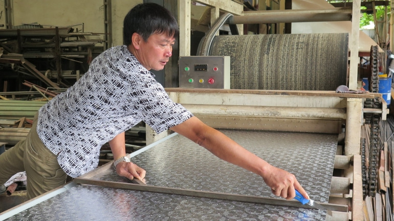 Người dân ở thị trấn Lộc Bình (Lạng Sơn) nhờ học nghề đã mở xưởng kinh doanh vật liệu xây dựng nhà ở, có thu nhập ổn định.